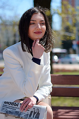 포토 JPG 해외이미지 백인 직업 라이프스타일 행복 종이 컨셉 비즈니스 사업가 텍스트 통신 성공 노동자 갈색머리 한명 정장 야외 금융 경제 글로벌 유행 정보 흰색 도시 업무 비즈니스우먼 신문 우아함 잡지 종업원 읽기 직원 경영자 언론 정중 출판 해외202004 해외포토 서양인 1 헤어스타일 옷 여자 감정 컬러 모션 사람 생활 간행물 작업 직장인 뉴스 리더 파일형식 이미지허브