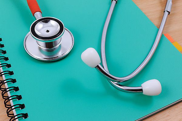 포토 JPG 해외이미지 직업 종이 컨셉 탁자 병원 사람없음 목재 치료 책 파란색 사무실 약 펜 공책 시험 환자 의사 덮개 기구 도구 체험 질병 분석 오브젝트 문서 추천 처방 해결 병실 거짓말 고립 리뷰 설명서 얇은 조언 조작 목차 해외202004 해외포토 나무 교육 컬러 가구 비즈니스 재료 의학 문구용품 필기구 의료진 뚜껑 파일형식 이미지허브