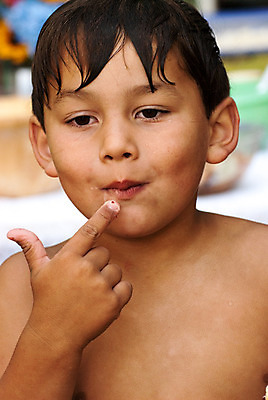 포토 JPG 해외이미지 손 얼굴 어린이 놀이 한명 소년 청년 수영 젖음 엄지손가락 가리킴 표현 히스패닉 해외202004 해외포토 1 남자 손가락 사람 손짓 성인 신체부위 수상스포츠 파일형식 이미지허브