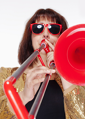 포토 JPG 해외이미지 백인 1 안경 음악 백그라운드 놀이 바람 한명 사람 성인 빨간색 소리 연주자 음악가 흰색 기구 잡기 불기 예술가 놋쇠 타격 플레이어 해외202004 해외포토 자연요소 서양인 직업 잡화 컬러 모션 날씨 문화예술 파일형식 이미지허브