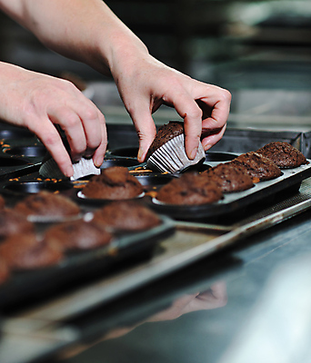 포토 JPG 해외이미지 손 실내 들기 아웃포커스 신체부위 소프트포커스 머핀 꺼내기 머핀틀 초콜릿머핀 해외202004 해외포토 빵 모션 촬영기법 사람 내부 파일형식 이미지허브
