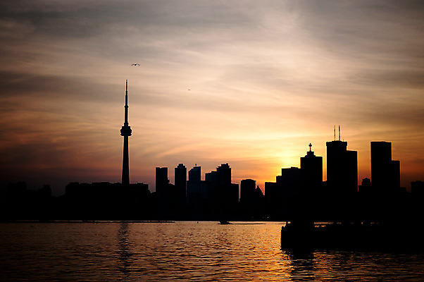 포토 JPG 해외이미지 실루엣 호수 캐나다 사람없음 야외 가로 물 도시풍경 항구 일몰 도시 저녁 스카이라인 토론토 해외202004 해외포토 자연요소 북아메리카 교통시설 촬영기법 풍경 노을 야간 파일형식 이미지허브