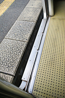 포토 JPG 해외이미지 여행 교통시설 사람없음 문 기차 오픈 구멍 틈 전철 역 도착 출발 출퇴근 마차 승객 단상 통근 해외202004 해외포토 육상교통 교통수단 교통 컨셉 비즈니스 대중교통 시설 출근 파일형식 이미지허브