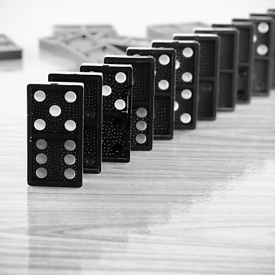 포토 JPG 해외이미지 흑백 서기 사람없음 일렬 도미노 해외202004 해외포토 모션 촬영기법 파일형식 이미지허브