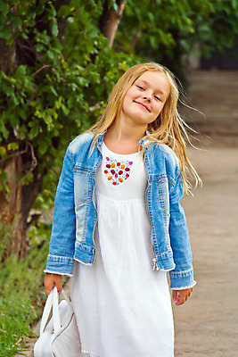 포토 JPG 해외이미지 백인 여학생 유럽 어린이 가방 한명 미소 여름 파란색 금발 흰색 6 7 해외202004 해외포토 서양인 1 학생 헤어스타일 잡화 계절 여자 나라 컬러 표정 사람 숫자 파일형식 이미지허브