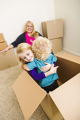 포토 JPG 해외이미지 백인 라이프스타일 여자 남자 행복 어린이 장난 포장 가족 모션 엄마 부동산 휴식 새로움 주택 함께함 실내 소년 세명 상자 카펫 방 육아 컨테이너 팩 언니 판지 남동생 집주인 해외202004 해외포토 서양인 감정 산업 컨셉 관계 사람 내부 건물 생활 화장품 재산 자매 동생 주인 파일형식 이미지허브