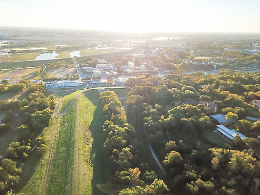 포토 JPG 해외이미지 나무 공원 도로 자국 자연 조류 하늘 아침 거리 주택 안테나 풍경 사람없음 초록색 파란색 도시풍경 소풍 일출 미국 도시 정상 숲 오솔길 맨션 언덕 지역 커뮤니티 이웃 교외 드론 삼나무 텍사스 해외202004 해외포토 주간 식물 동물 공공시설 길 컬러 북아메리카 통신 교통시설 건물 야외활동 노을 생태계 파일형식 이미지허브