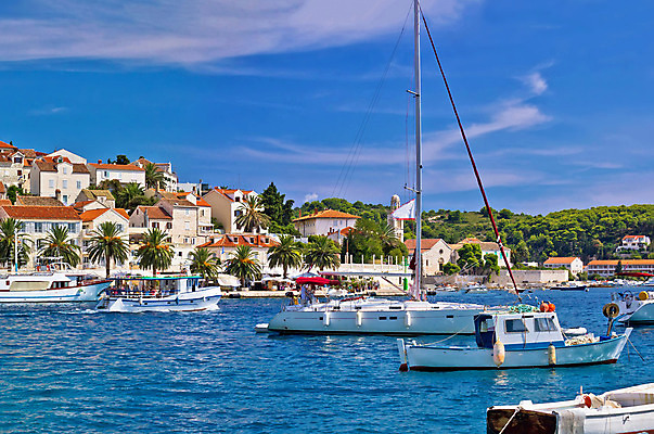 포토 JPG 해외이미지 나무 유럽 바다 섬 여행 요트 건축양식 자연 하늘 손바닥 풍경 사람없음 초록색 여름 파란색 교회 여행객 마을 탑 항구 놀람 바위 도시 만 보트 역사 극장 지중해 그림 타운 크로아티아 옛날 해외202004 해외포토 식물 건축물 손 계절 건축 감정 나라 컬러 배_교통 종교건축 교통시설 표정 사람 건물 돌_바위 생태계 파일형식 이미지허브