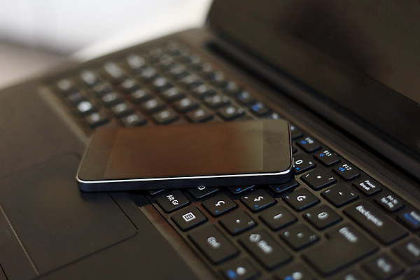 포토 JPG 해외이미지 인터넷 통신 사람없음 노트북 스마트폰 핸드폰 컴퓨터 디지털 스크린 기계 키보드 닫기 휴대용 편지 전화기 묘사 전자 키패드 터치스크린 해외202004 해외포토 모션 전자제품 스마트기기 오브젝트 파일형식 이미지허브