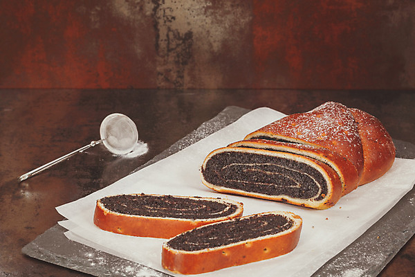 포토 JPG 해외이미지 전통 종이 음식 조각 부분 탁자 휴가 디저트 요리 씨앗 사람없음 갈색 우주 케이크 주방 빵집 견과류 수확 껍질 흰색 대접 닫기 달콤 가루 설탕 굽기 준비 슬라이스 퍼프 롤 광택 양귀비 레시피 건포도 석판 페스츄리 핸드메이드 해외202004 해외포토 식물 꽃 빵 컬러 가구 농업 모션 포도 상점 맛 구이 건과일 파일형식 이미지허브