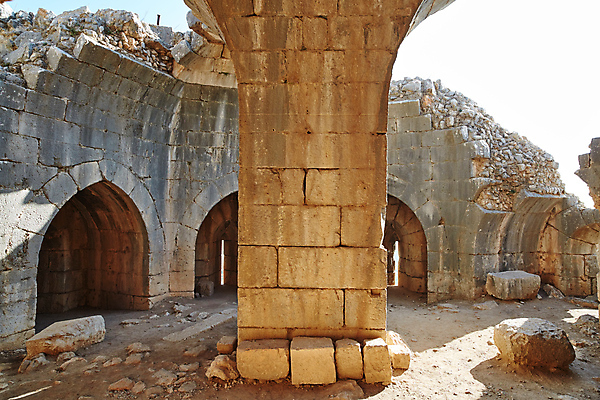 포토 JPG 해외이미지 공원 벽 여행 건축양식 창문 하늘 풍경 사람없음 건물 문 탑 골동품 바위 성 역사 숲 이슬람교 땅 묘사 폐허 아치 대문 장면 북쪽 내추럴 고고학 옛날 이스라엘 전국 해외202004 해외포토 건축물 공공시설 교육 건축 종교 돌_바위 방향 서아시아 파일형식 이미지허브