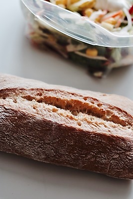 포토 JPG 해외이미지 라이프스타일 음식 빵 채소 사람없음 사무실 샐러드 흰색 키보드 맛 롤 마요네즈 점심식사 해외202004 해외포토 컬러 컨셉 비즈니스 생활 식사 소스_음식 파일형식 이미지허브