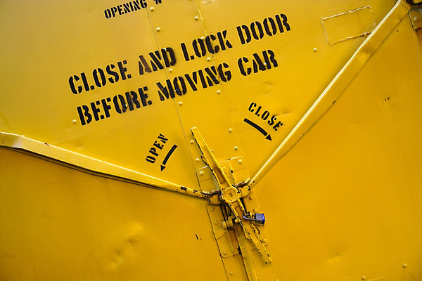 포토 JPG 해외이미지 벽 백그라운드 창문 자동차 유리 표면 사람없음 빨간색 초록색 파란색 노란색 문 페인트 기차 터치 골동품 균열 낟알 입장 질감 잠금 옛날 해외202004 해외포토 육상교통 컬러 모션 재질 대중교통 보안 파일형식 이미지허브