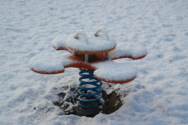 포토 JPG 해외이미지 겨울 하늘 사람없음 파란색 냉동 추위 안개 흰색 놀이터 해외202004 해외포토 계절 컬러 놀이 날씨 파일형식 이미지허브