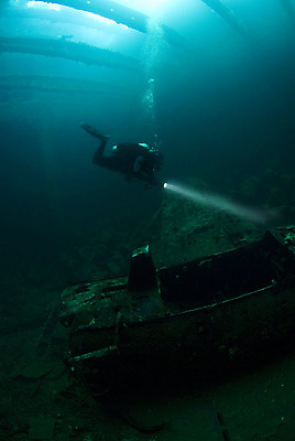 포토 JPG 해외이미지 바다 여행 휴가 비행기 한명 물 일본 수중 잠수부 다이빙 태평양 석호 영 소금물 조난 침몰 해외202004 해외포토 자연요소 1 아시아 항공교통 대중교통 사람 숫자 수영 전문직 수중스포츠 파일형식 이미지허브