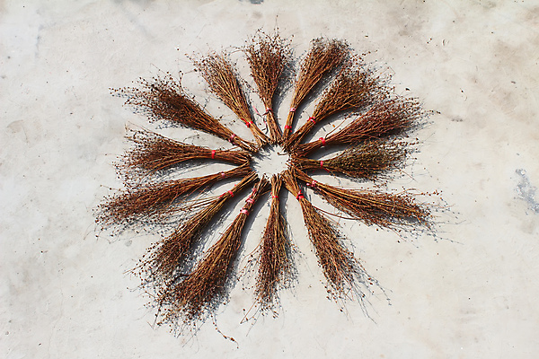 포토 JPG 해외이미지 백그라운드 잎 자연 바닥 건조 사람없음 목재 목욕 장비 나뭇가지 시골 붓 거친 다발 빗자루 심볼 묘사 오브젝트 질감 자작나무 내추럴 러시아인 쓸기 해외202004 해외포토 서양인 나무 식물 재료 청결 청소도구 생태계 파일형식 이미지허브