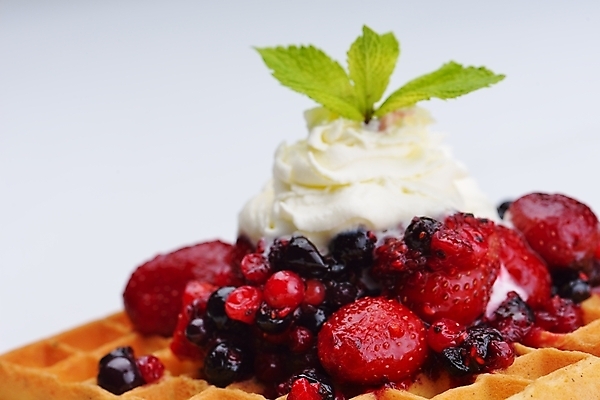 포토 JPG 해외이미지 스튜디오촬영 딸기 아이스크림 사람없음 달콤 크림 블루베리 산딸기 블랙베리 와플 해외202004 해외포토 과일 디저트 실내 맛 파일형식 이미지허브