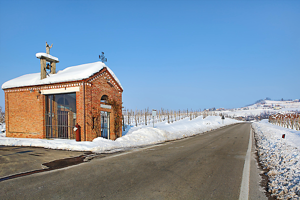 포토 JPG 해외이미지 계절 유럽 종교 도로 여행 겨울 건축양식 자연 하늘 날씨 풍경 사람없음 야외 파란색 교회 맑음 냉동 이탈리아 추위 흰색 시골 고속도로 아스팔트 서리 포도밭 장면 산기슭 내추럴 피에몬테 눈내림 해외202004 해외포토 건축 나라 길 컬러 밭 종교건축 교통시설 산 눈_날씨 건물 생태계 파일형식 이미지허브