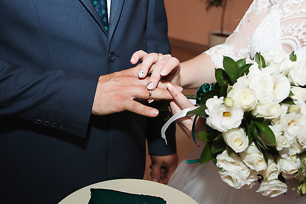 포토 JPG 해외이미지 전통 손 디자인 커플 드레스 꽃 행복 꽃다발 결혼 백그라운드 컨셉 장신구 손가락 가족 신혼부부 자연 사랑 사람 정장 사람없음 야외 장미 흰색 축하 반지 잡기 황금 닫기 접수 스타일 해외202004 해외포토 식물 부부 옷 감정 컬러 관계 모션 이벤트 신체부위 생태계 신혼 파일형식 이미지허브