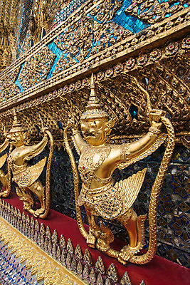 포토 JPG 해외이미지 전통 아시아 종교 문화 선 벽 조각 여행 불교 건축양식 태국 조류 미술 동양인 사람없음 건물 장식 조각상 여행객 금속 궁전 발코니 사찰 영혼 역사 황금 악마 심볼 방콕 에메랄드 동쪽 옛날 해외202004 해외포토 동물 건축물 건축 나라 고건축 종교건축 재질 문화예술 사람 인종 조형물 보석 방향 파일형식 이미지허브