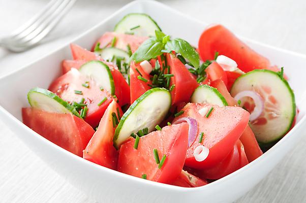 포토 JPG 해외이미지 접시 음식 포크 잎 다이어트 토마토 채소 재료 양파 오이 건강 요리 사람없음 가로 빨간색 초록색 식당 식사 저녁식사 이탈리아 샐러드 흰색 신선 사발 닫기 허브 슬라이스 후추 바질 점심식사 채식주의자 해외202004 해외포토 식물 식기 유럽 컬러 모션 상점 사기그릇 향신료 채식 파일형식 이미지허브