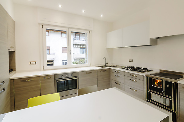 포토 JPG 해외이미지 라이프스타일 디자인 가구 의자 건축양식 창문 유리 탁자 불 바닥 아파트 주택 실내 요리 사람없음 내부 목재 장식 빛 우주 주방 식사 기계 방 장비 흰색 재산 플랫 오븐 정상 큼 난방기 난로 계산대 캐비닛 버너 타일 싱크대 조리대 리빙 철강 스타일 해외202004 해외포토 자연요소 나무 건축 컬러 생활용품 재료 재질 건물 생활 금융 가전제품 크기 사물함 개수대 난방용품 파일형식 이미지허브