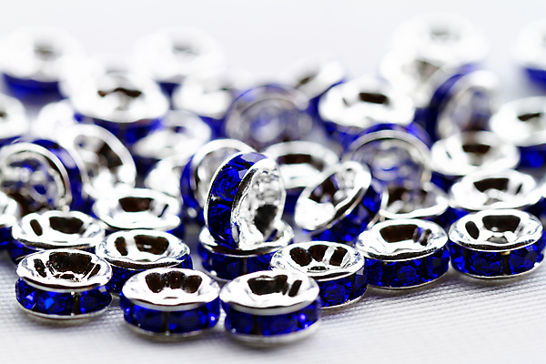 포토 JPG 해외이미지 조각 백그라운드 목걸이 장신구 팔찌 유리 사람없음 장식 파란색 빛 컬러풀 유행 흰색 은색 시원함 공예 다발 만들기 결정체 DIY 구슬장식 줄서기 해외202004 해외포토 컬러 모션 재질 취미 구슬 파일형식 이미지허브