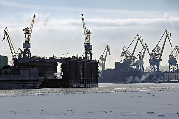 포토 JPG 해외이미지 구름 산업 바다 비즈니스 교통시설 하늘 항해 사람없음 가로 빨간색 물 강 글로벌 항구 장비 거래 트럭 화물 상품 나무상자 컨테이너 조선소 배송 기중기 활 군용 함선 상업 승객 무거움 소매 공학 적재 로딩 유조선 해외202004 해외포토 자연요소 교육 컬러 교통 배_교통 자동차 군대 상자 운송업 중장비 무게 시설 파일형식 이미지허브