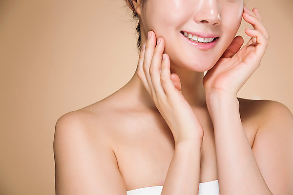 포토 JPG 스튜디오촬영 우먼라이프 여자 실내 한명 서기 미소 손짓 상반신 20대 성인 앞모습 뷰티 깨끗함 만지기 한국인 의료성형뷰티 여자만 성인여자한명만 국내포토 1 라이프스타일 뷰포인트 컨셉 모션 표정 사람 동양인 청년 내부 여자한명만 성인여자만 파일형식 인종 생활 성인만