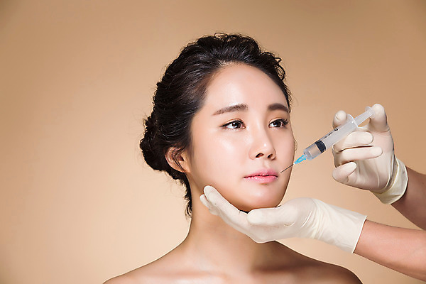 포토 JPG 스튜디오촬영 우먼라이프 여자 실내 주사기 한명 들기 상반신 20대 성인 앞모습 뷰티 한국인 성형수술 시술 의료성형뷰티 여자만 성인여자한명만 국내포토 1 라이프스타일 뷰포인트 의료기기 모션 사람 동양인 청년 내부 수술 여자한명만 성인여자만 파일형식