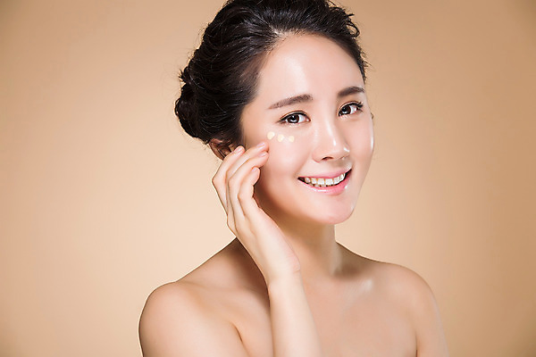 포토 JPG 스튜디오촬영 우먼라이프 여자 실내 한명 서기 미소 손짓 상반신 20대 성인 옆모습 뷰티 깨끗함 한국인 바르기 로션 눈가 의료성형뷰티 여자만 성인여자한명만 국내포토 1 라이프스타일 뷰포인트 컨셉 모션 표정 사람 동양인 청년 내부 화장품 여자한명만 성인여자만 파일형식