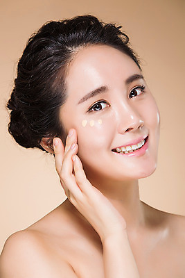 포토 JPG 스튜디오촬영 우먼라이프 여자 실내 한명 서기 미소 손짓 상반신 20대 성인 옆모습 뷰티 깨끗함 한국인 바르기 로션 눈가 의료성형뷰티 여자만 성인여자한명만 국내포토 1 라이프스타일 뷰포인트 컨셉 모션 표정 사람 동양인 청년 내부 화장품 여자한명만 성인여자만 파일형식