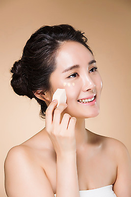 포토 JPG 스튜디오촬영 우먼라이프 여자 실내 한명 미소 들기 상반신 20대 성인 옆모습 화장 뷰티 깨끗함 화장품 한국인 스펀지 눈가 비비크림 의료성형뷰티 여자만 성인여자한명만 국내포토 1 라이프스타일 뷰포인트 컨셉 모션 표정 사람 동양인 청년 내부 여자한명만 성인여자만 파일형식