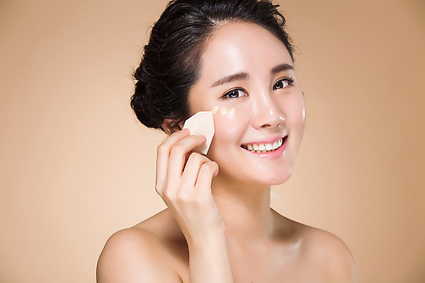 포토 JPG 스튜디오촬영 우먼라이프 여자 실내 한명 미소 들기 상반신 20대 성인 옆모습 화장 뷰티 깨끗함 화장품 한국인 스펀지 눈가 비비크림 의료성형뷰티 여자만 성인여자한명만 국내포토 1 라이프스타일 뷰포인트 컨셉 모션 표정 사람 동양인 청년 내부 여자한명만 성인여자만 파일형식