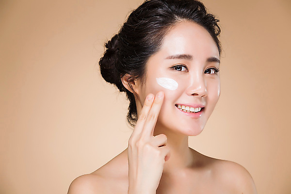 포토 JPG 스튜디오촬영 우먼라이프 여자 실내 한명 서기 미소 손짓 상반신 20대 성인 옆모습 뷰티 깨끗함 한국인 바르기 로션 의료성형뷰티 여자만 성인여자한명만 국내포토 1 라이프스타일 뷰포인트 컨셉 모션 표정 사람 동양인 청년 내부 화장품 여자한명만 성인여자만 파일형식