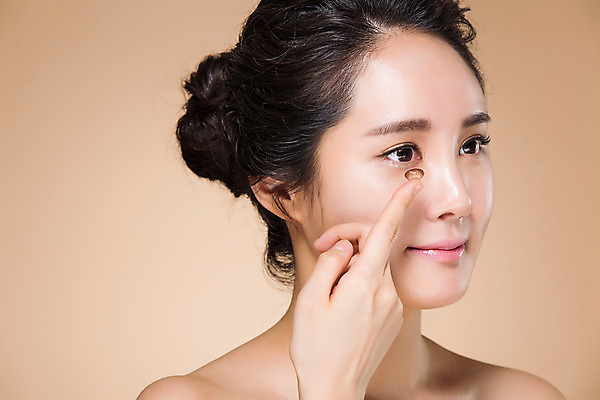 포토 JPG 스튜디오촬영 우먼라이프 여자 실내 한명 서기 미소 들기 상반신 20대 성인 옆모습 뷰티 깨끗함 한국인 콘택트렌즈 의료성형뷰티 여자만 성인여자한명만 국내포토 1 라이프스타일 뷰포인트 컨셉 모션 표정 사람 동양인 청년 내부 여자한명만 성인여자만 파일형식