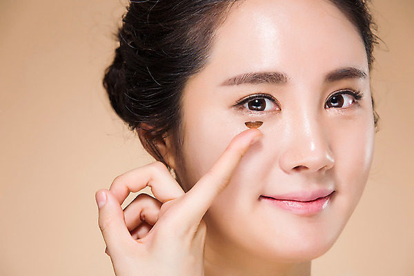 포토 JPG 스튜디오촬영 우먼라이프 여자 실내 한명 서기 미소 들기 상반신 20대 성인 옆모습 뷰티 깨끗함 한국인 콘택트렌즈 의료성형뷰티 여자만 성인여자한명만 국내포토 1 라이프스타일 뷰포인트 컨셉 모션 표정 사람 동양인 청년 내부 여자한명만 성인여자만 파일형식