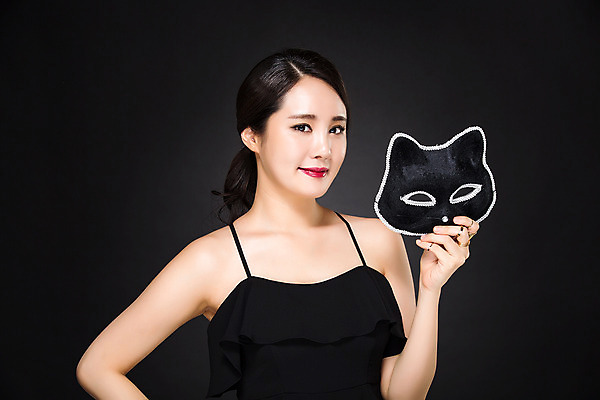 포토 JPG 스튜디오촬영 우먼라이프 여자 실내 가면 한명 서기 들기 상반신 20대 성인 앞모습 뷰티 섹시 한국인 고양이가면 의료성형뷰티 여자만 성인여자한명만 국내포토 1 라이프스타일 뷰포인트 컨셉 모션 사람 동양인 청년 내부 동물가면 여자한명만 성인여자만 파일형식