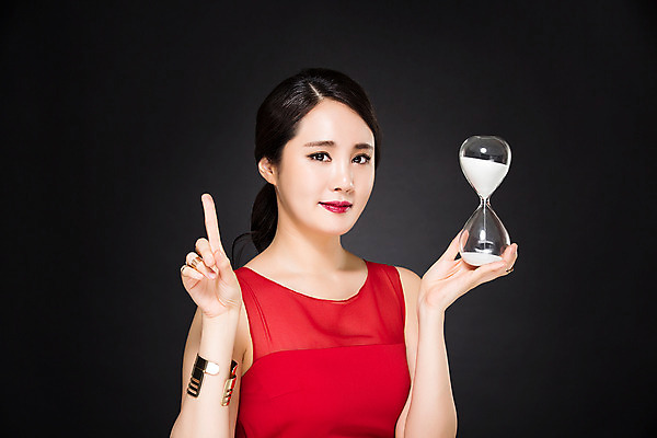 포토 JPG 스튜디오촬영 1 우먼라이프 여자 실내 한명 서기 들기 손짓 상반신 20대 성인 앞모습 뷰티 섹시 한국인 가리킴 모래시계 의료성형뷰티 여자만 성인여자한명만 국내포토 라이프스타일 모래 뷰포인트 시계 컨셉 모션 사람 동양인 청년 내부 여자한명만 성인여자만 파일형식