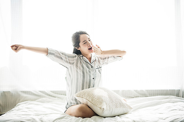 포토 JPG 스튜디오촬영 전신 우먼라이프 여자 아침 휴식 실내 한명 앉기 20대 성인 앞모습 뷰티 한국인 침대 기지개 하품 의료성형뷰티 여자만 성인여자한명만 국내포토 주간 1 라이프스타일 뷰포인트 가구 컨셉 모션 사람 동양인 청년 내부 생리현상 여자한명만 성인여자만 파일형식