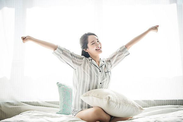 포토 JPG 스튜디오촬영 전신 우먼라이프 여자 아침 휴식 실내 한명 앉기 20대 성인 앞모습 뷰티 한국인 침대 기지개 안식처 의료성형뷰티 여자만 성인여자한명만 국내포토 주간 1 라이프스타일 뷰포인트 가구 컨셉 모션 사람 동양인 청년 내부 여자한명만 성인여자만 파일형식