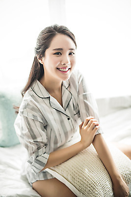 포토 JPG 스튜디오촬영 우먼라이프 여자 아침 휴식 실내 한명 미소 앉기 20대 성인 옆모습 뷰티 한국인 침대 의료성형뷰티 여자만 성인여자한명만 국내포토 주간 1 라이프스타일 뷰포인트 가구 컨셉 모션 표정 사람 동양인 청년 내부 여자한명만 성인여자만 파일형식