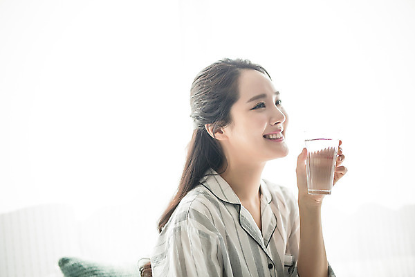 포토 JPG 스튜디오촬영 우먼라이프 여자 아침 휴식 실내 건강 한명 미소 들기 앉기 상반신 20대 성인 옆모습 물 뷰티 한국인 물컵 안식처 의료성형뷰티 여자만 성인여자한명만 국내포토 주간 자연요소 1 라이프스타일 뷰포인트 컨셉 모션 표정 사람 동양인 청년 내부 컵 여자한명만 성인여자만 파일형식