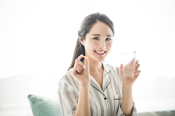 포토 JPG 스튜디오촬영 우먼라이프 여자 아침 휴식 실내 건강 한명 미소 들기 앉기 상반신 20대 성인 앞모습 물 뷰티 알약 한국인 비타민 의료성형뷰티 여자만 성인여자한명만 국내포토 주간 자연요소 1 라이프스타일 뷰포인트 컨셉 모션 표정 사람 동양인 청년 내부 약 영양소 여자한명만 성인여자만 파일형식