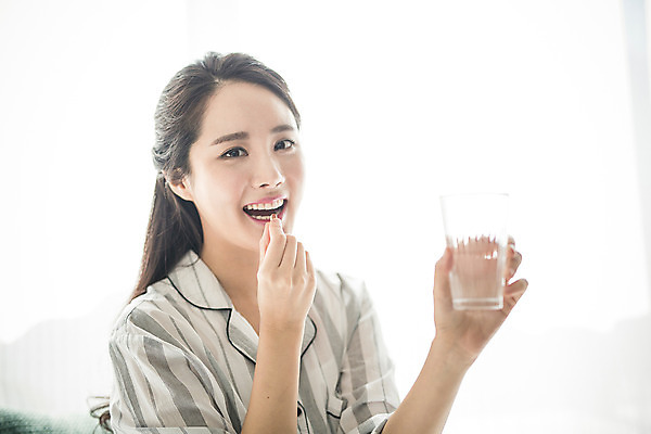 포토 JPG 스튜디오촬영 우먼라이프 여자 아침 휴식 실내 건강 한명 미소 들기 앉기 상반신 20대 성인 앞모습 물 뷰티 알약 한국인 먹기 비타민 안식처 의료성형뷰티 여자만 성인여자한명만 국내포토 주간 자연요소 1 라이프스타일 뷰포인트 컨셉 모션 표정 사람 동양인 청년 내부 약 영양소 여자한명만 성인여자만 파일형식