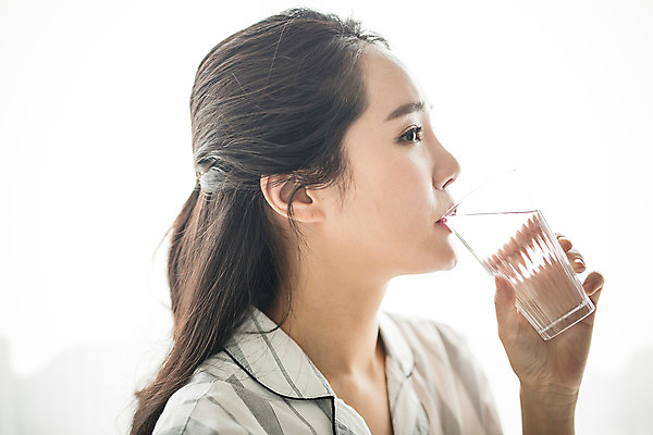 포토 JPG 스튜디오촬영 우먼라이프 여자 아침 휴식 실내 건강 한명 미소 들기 앉기 상반신 20대 성인 옆모습 물 뷰티 한국인 의료성형뷰티 여자만 성인여자한명만 국내포토 주간 자연요소 1 라이프스타일 뷰포인트 컨셉 모션 표정 사람 동양인 청년 내부 여자한명만 성인여자만 파일형식