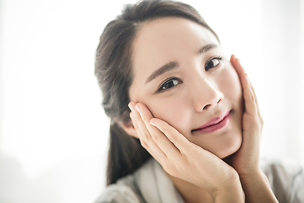 포토 JPG 스튜디오촬영 우먼라이프 여자 아침 휴식 실내 한명 미소 손짓 상반신 20대 성인 앞모습 뷰티 만지기 한국인 피부관리 의료성형뷰티 여자만 성인여자한명만 국내포토 주간 1 라이프스타일 뷰포인트 컨셉 모션 표정 사람 동양인 청년 내부 여자한명만 성인여자만 파일형식