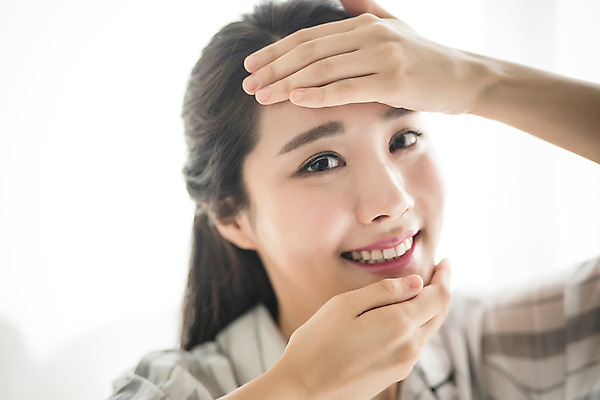 포토 JPG 스튜디오촬영 우먼라이프 여자 아침 휴식 실내 한명 미소 손짓 상반신 20대 성인 앞모습 뷰티 만지기 한국인 피부관리 의료성형뷰티 여자만 성인여자한명만 국내포토 주간 1 라이프스타일 뷰포인트 컨셉 모션 표정 사람 동양인 청년 내부 여자한명만 성인여자만 파일형식