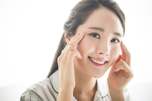 포토 JPG 스튜디오촬영 우먼라이프 여자 아침 휴식 실내 한명 미소 손짓 상반신 20대 성인 앞모습 뷰티 만지기 한국인 피부관리 의료성형뷰티 여자만 성인여자한명만 국내포토 주간 1 라이프스타일 뷰포인트 컨셉 모션 표정 사람 동양인 청년 내부 여자한명만 성인여자만 파일형식