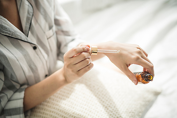 포토 JPG 스튜디오촬영 우먼라이프 여자 아침 휴식 실내 한명 앉기 20대 성인 뷰티 화장품 한국인 하반신 침대 피부관리 에센스 의료성형뷰티 여자만 성인여자한명만 국내포토 주간 1 라이프스타일 가구 컨셉 모션 사람 동양인 청년 내부 여자한명만 성인여자만 파일형식